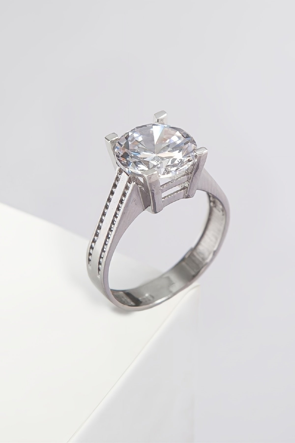 925 Ayar Gümüş Rodyumlu Zirkon Taşlı Bayan Tektaş Yüzük