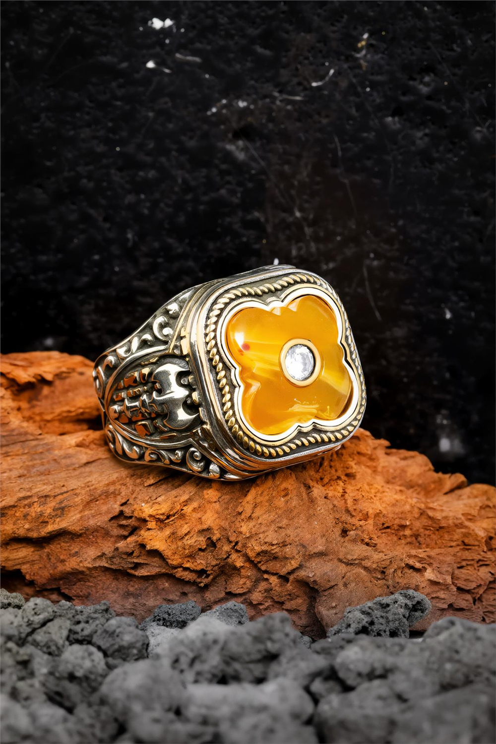 925 Ayar Gümüş Sarı Taşlı Balta Motifli Erkek Yüzük