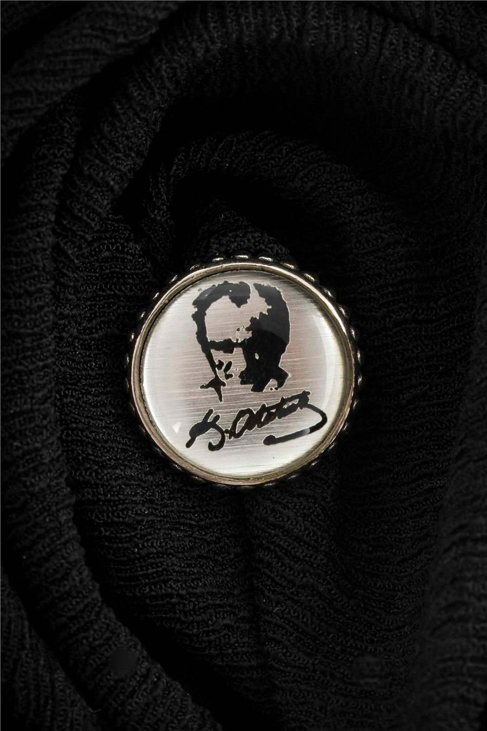 Beyaz Zemin Üzeri Atatürk İmzalı Silüetli Gümüş Rozet