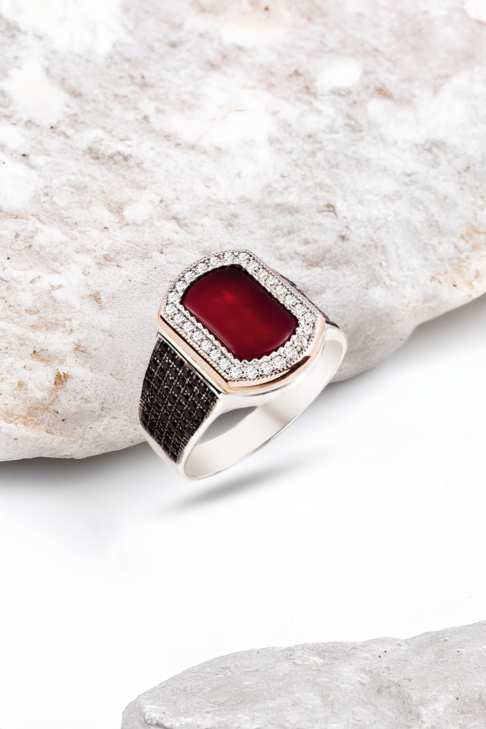 Gümüş Akik Taşlı Çevresi Beyaz Zirkon Süslemeli Erkek Yüzük