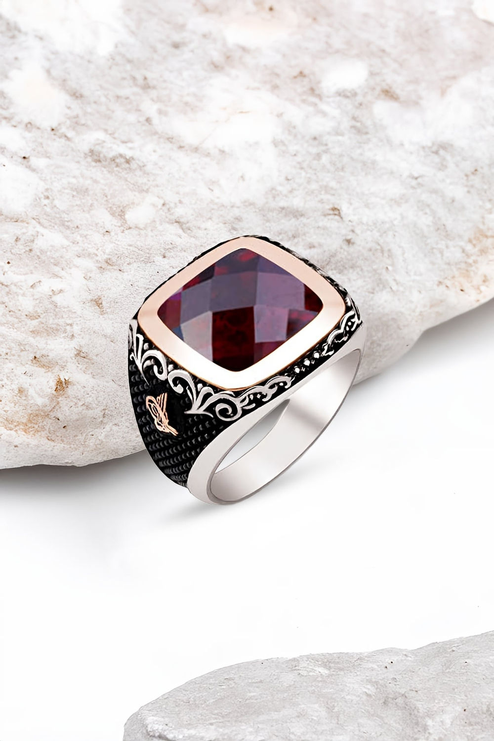 Gümüş Fasetli Garnet Zirkon Taşlı Kenarları Tuğralı Erkek Yüzük