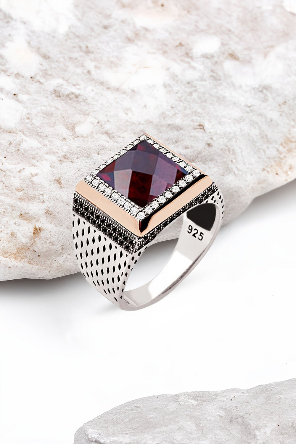 Gümüş Kırmızı Faset Taşlı Süslemeli Kare Model Erkek Yüzük