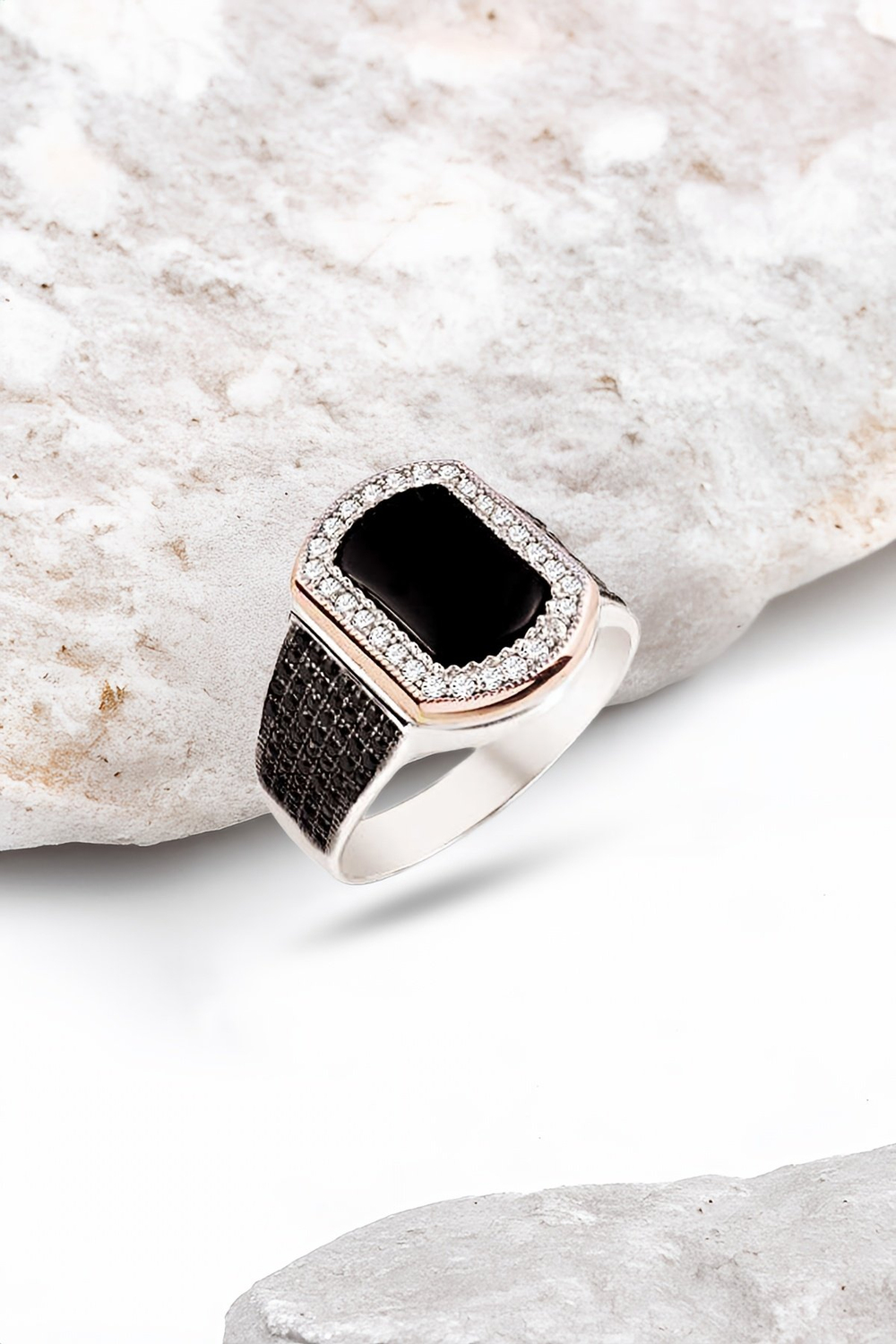 Gümüş Onix Taşlı Çevresi Zirkon Süslemeli Erkek Yüzük