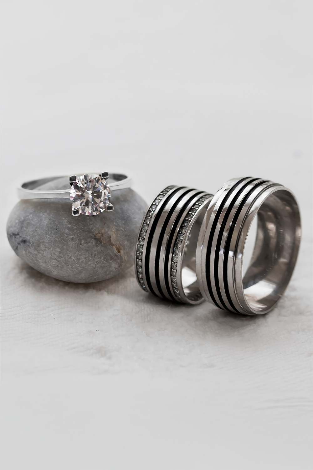 Karartmalı Şerit Desenli Çift Gümüş Alyans (Tektaş Hediyeli)