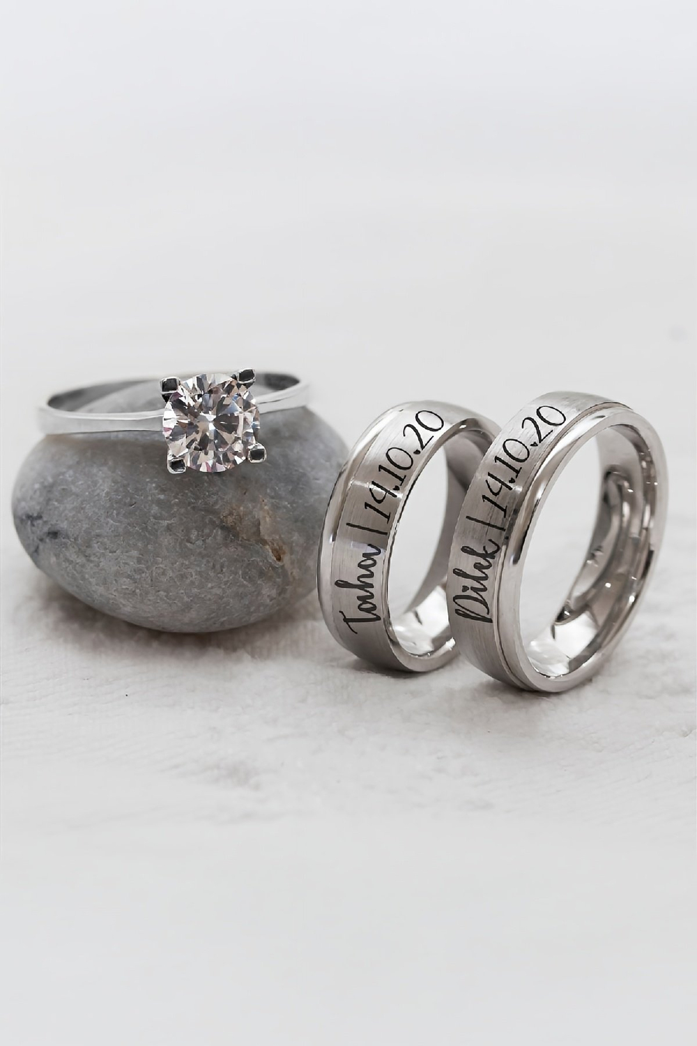 Kişiye Özel Rodyumlu Broseli İsimli Çift Gümüş Alyans (Tektaş Hediyeli)