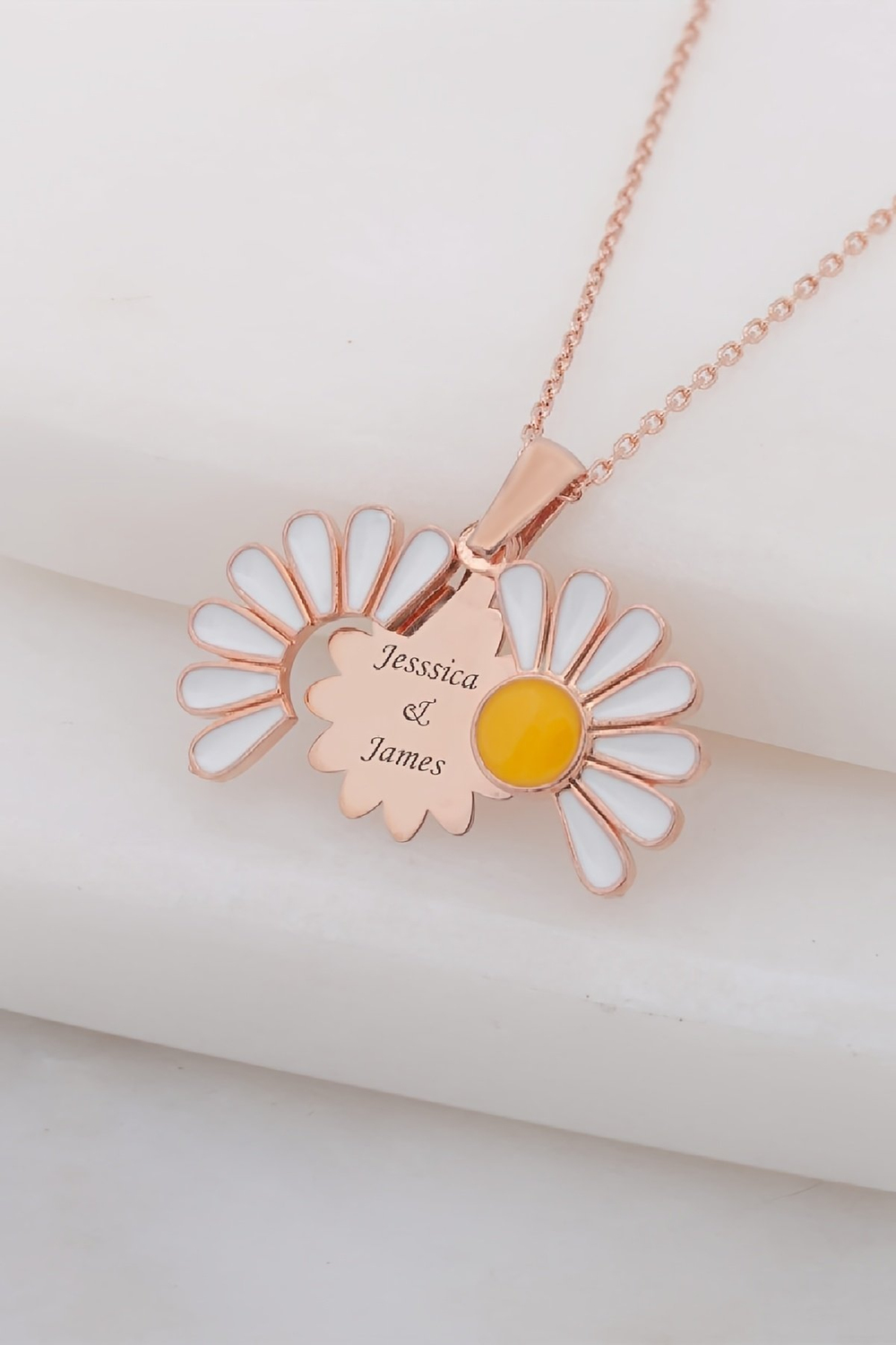 Mineli Rose Renk İsimli Papatya Gümüş Bayan Kolye