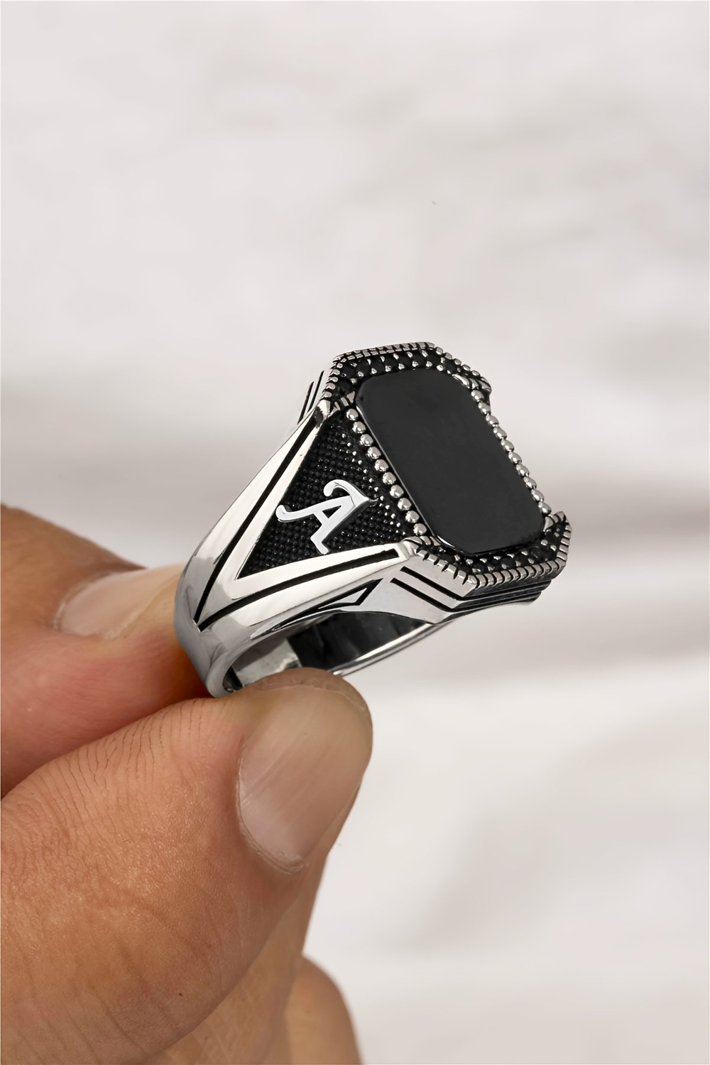 Oniks Taşlı Çift Tarafı Harfli V Model Gümüş Erkek Yüzük