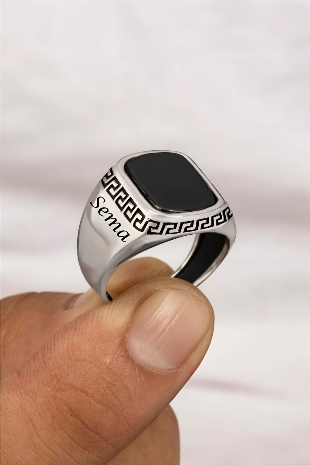 Oniks Taşlı Grek Desenli Çift Tarafı İsimli Gümüş Erkek Yüzük