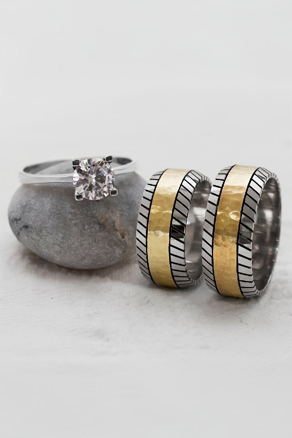 Ortası Altın Renk Karartma Motifli Çift Gümüş Alyans (Tektaş Hediyeli)