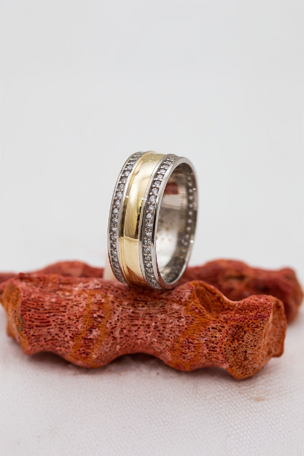 Rodyumlu Ortası Altın Renkli Bayan Gümüş Alyans