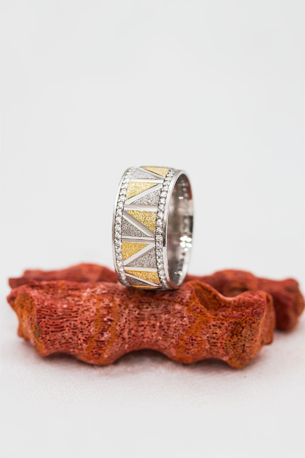 Rodyumlu Üçgen Motifli Bayan Gümüş Alyans