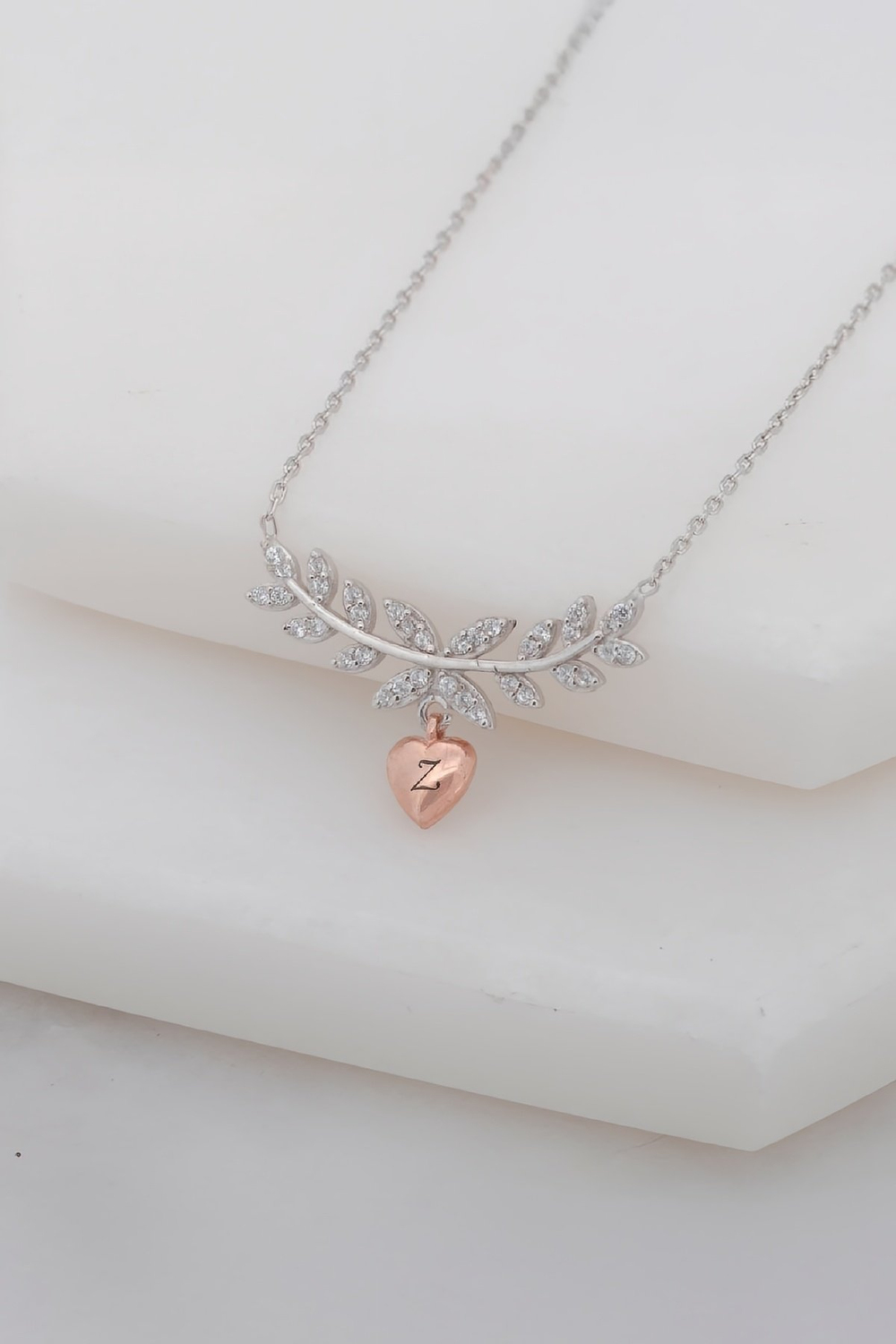 Rose Renk Çiçek Motifli Kalp Harfli Gümüş Bayan Kolye