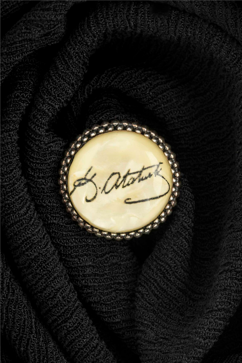 Sarı Zemin Üzeri Atatürk İmzalı Gümüş Rozet