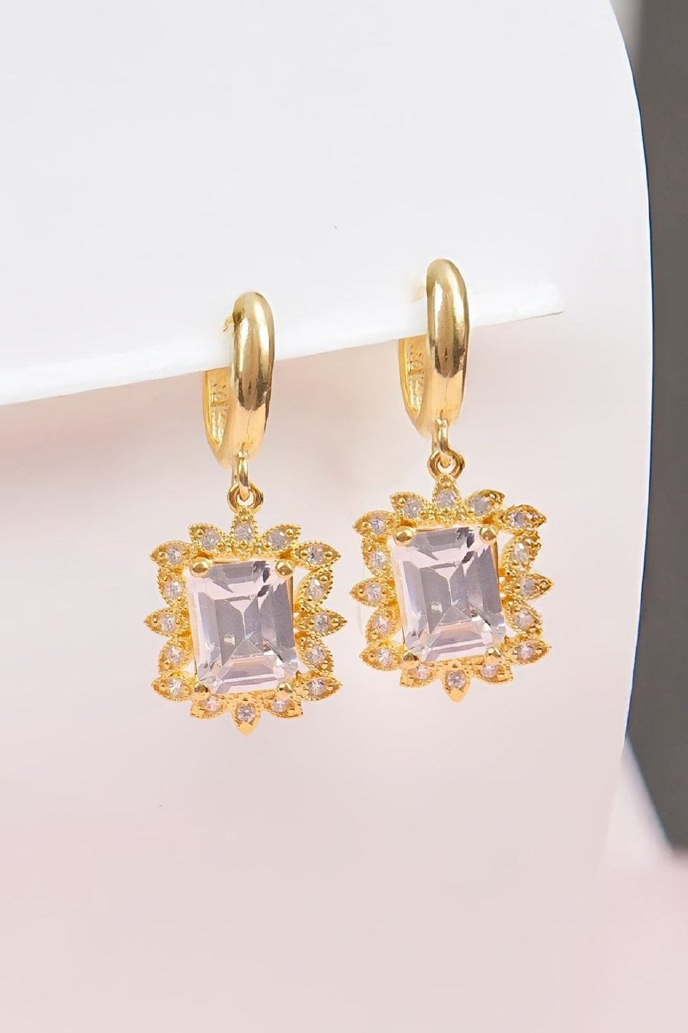 Yaprak Motifli Zirkon Taşlı Altın Kaplama 925 Ayar Gümüş Küpe