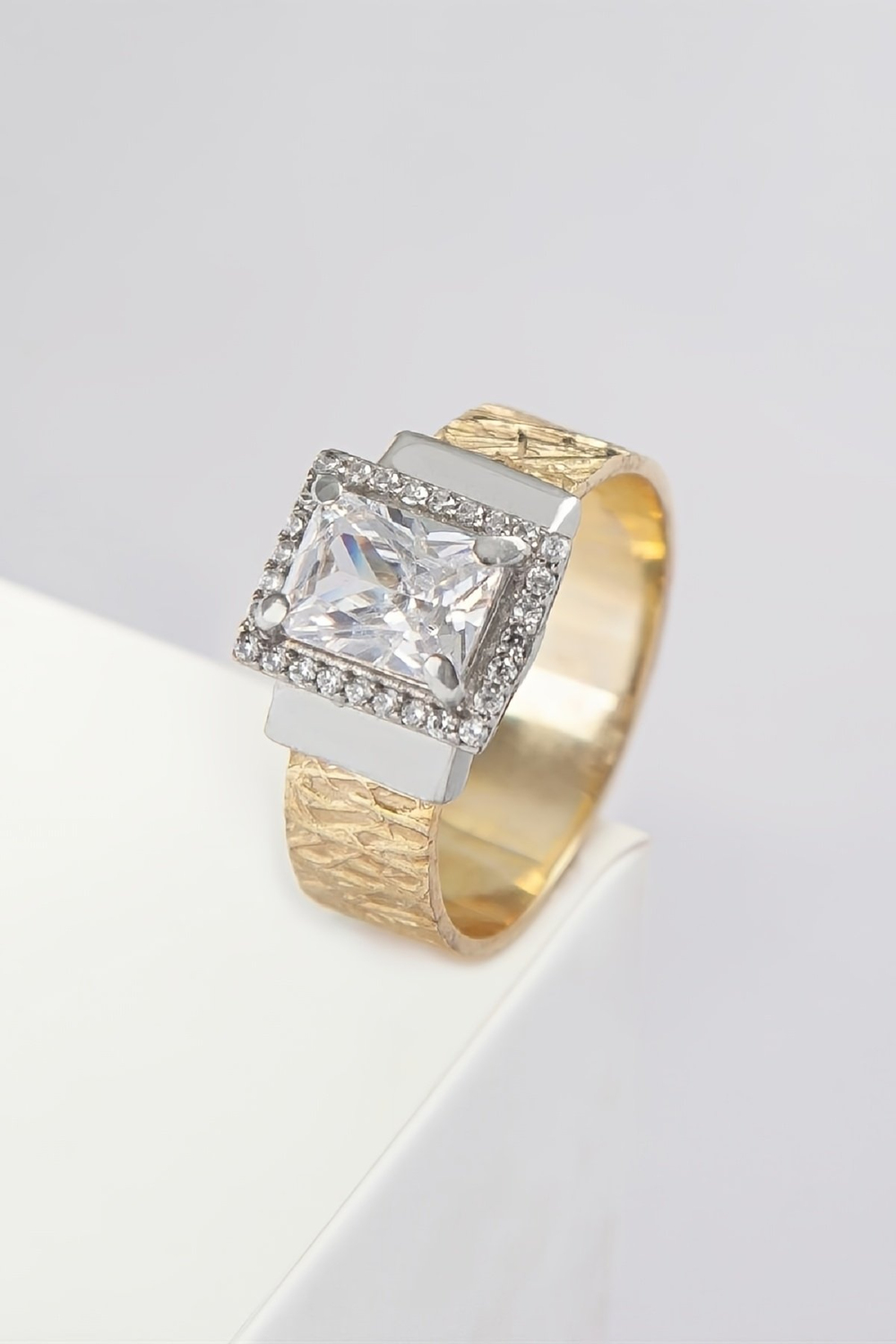 Zirkon Taşlı Ağaç Kabuğu Desenli 925 Ayar Gümüş Bayan Alyans Yüzük