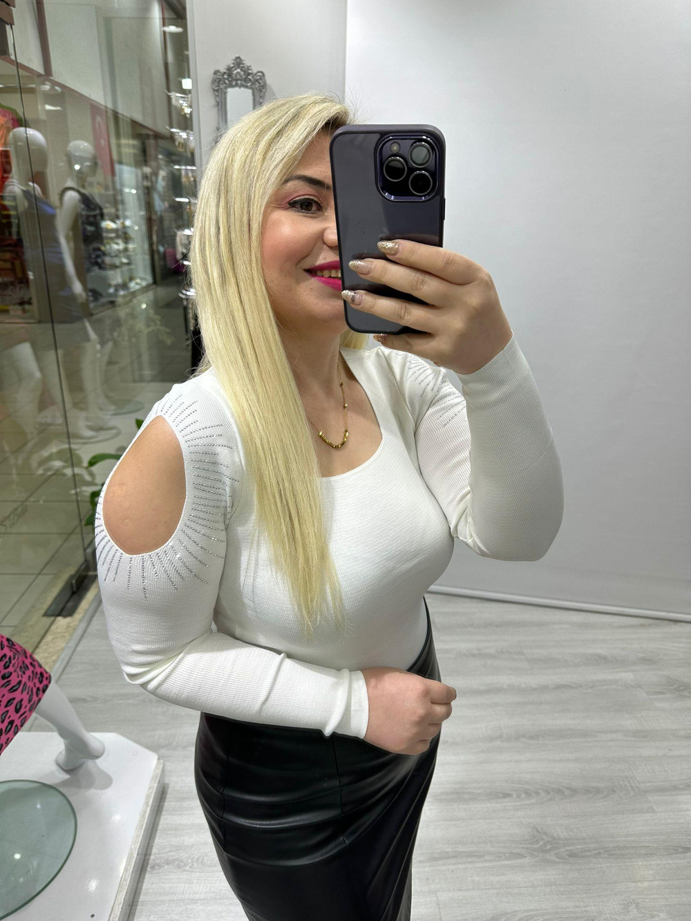 Beyaz Omuz Dekolteli Taşlı Triko Bluz