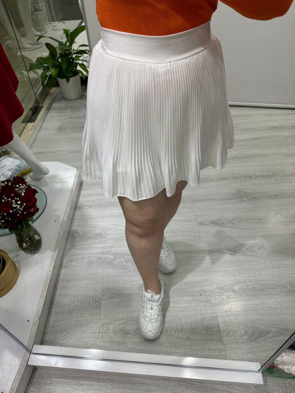 Beyaz  Piliseli Şortlu Krep Kumaş Etek