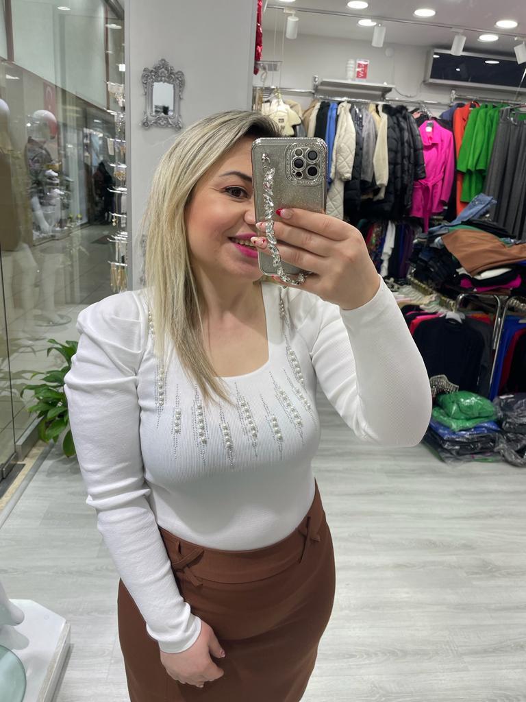 Beyaz Yaka Taşlı Kare Yaka Triko 