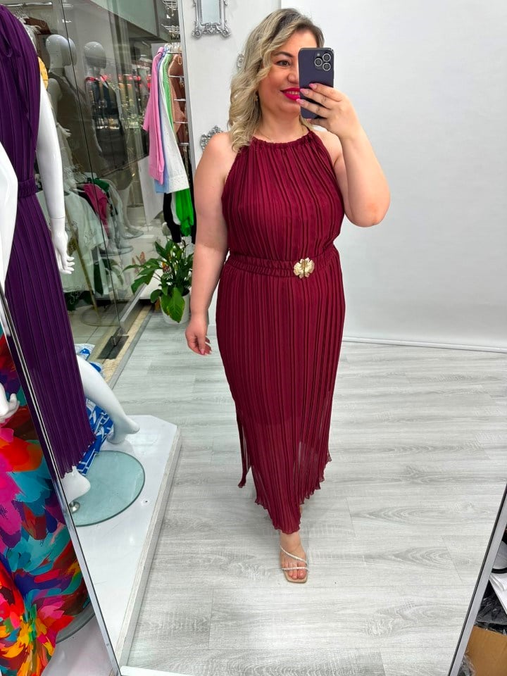 Bordo Halter Yaka Piliseli Yaprak Gold Tokalı Şifon Elbise stp 26y2796
