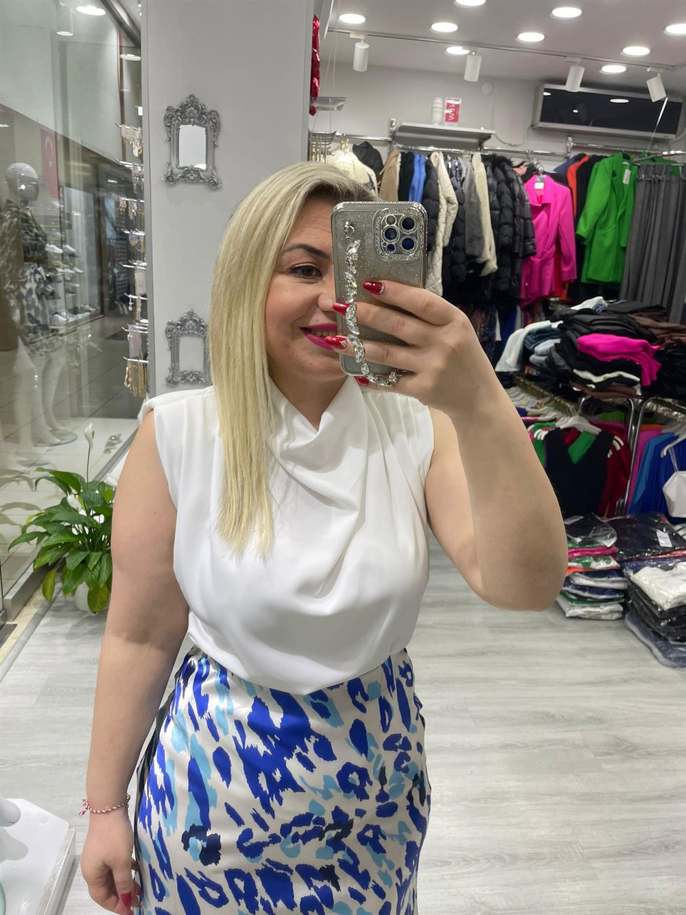 Ekru Dik Yaka Degaje Vatkalı Kolsuz Bluz 