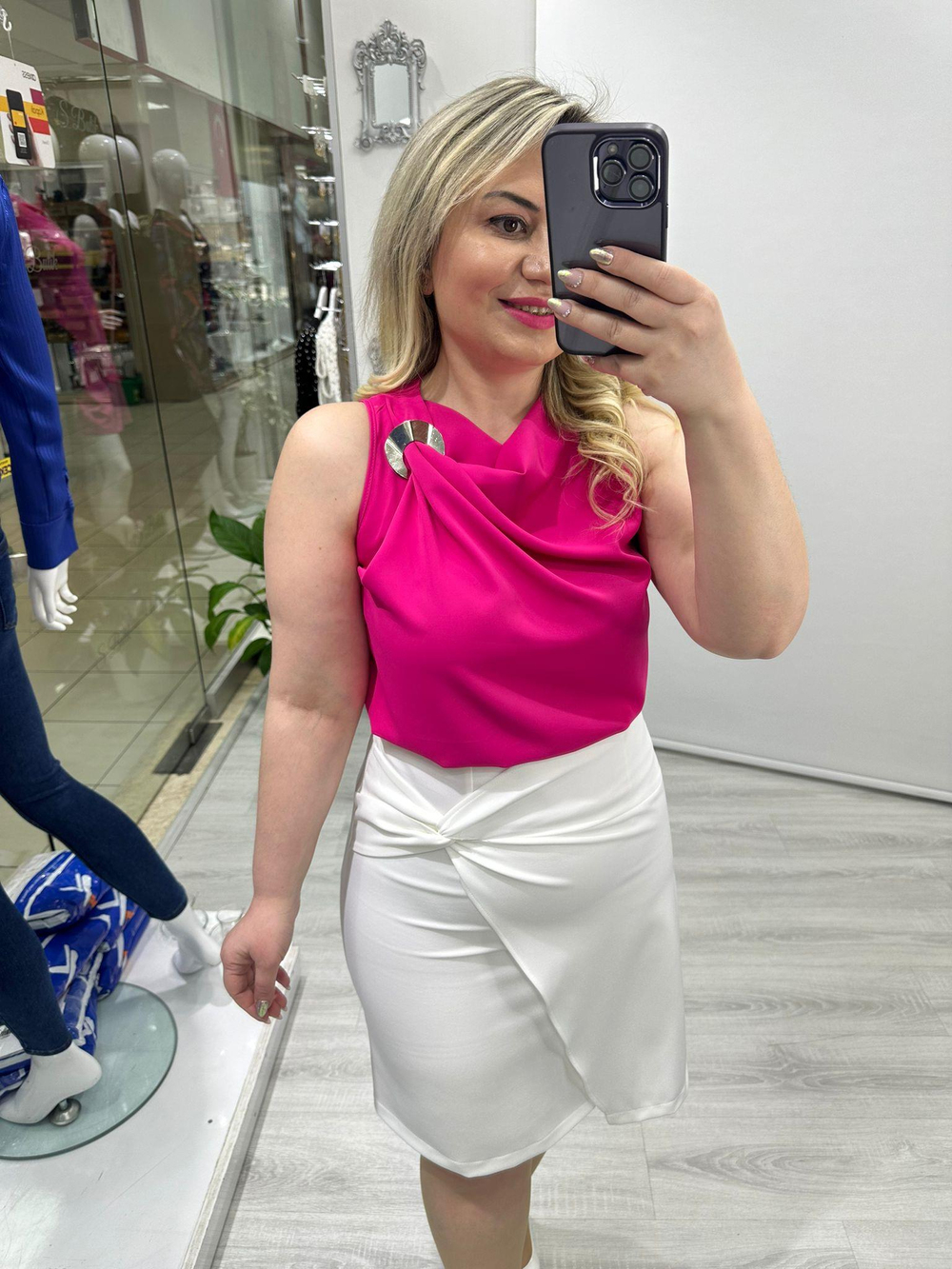 Fuşya  Aksesuar Detaylı Degaje Kolsuz Bluz 