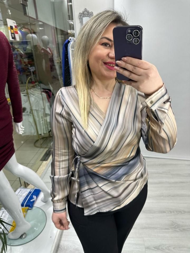 Gri Çizgili Desenli Kruvaze Yandan Bağlamalı Saten Bluz stp 25y1284