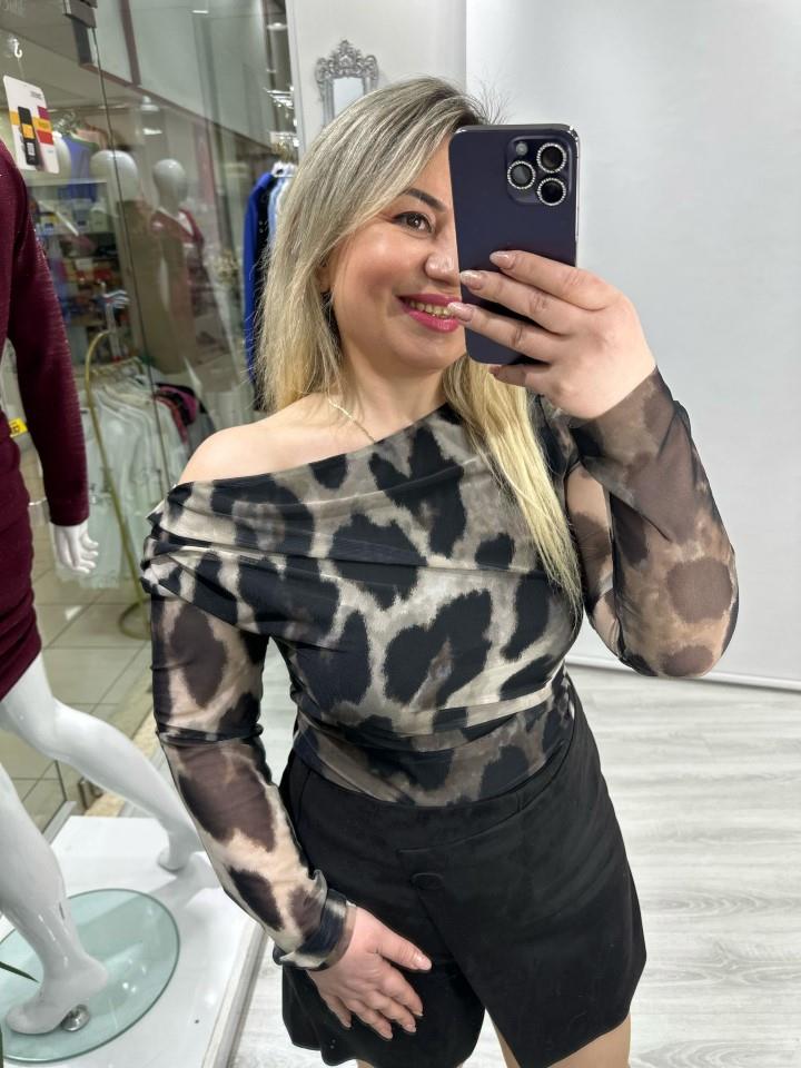 Haki Siyah Leopar Desenli Çapraz Omuz Dekolteli Tül Bluz stp 25y1296