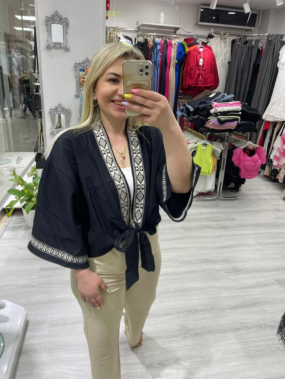 Kadın Siyah Yaka İşlemeli Bağlamalı Kimono 