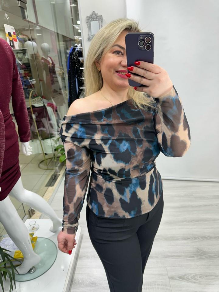 Kahve Mavi Leopar Desenli Çapraz Omuz Dekolteli Tül Bluz stp 25y1296