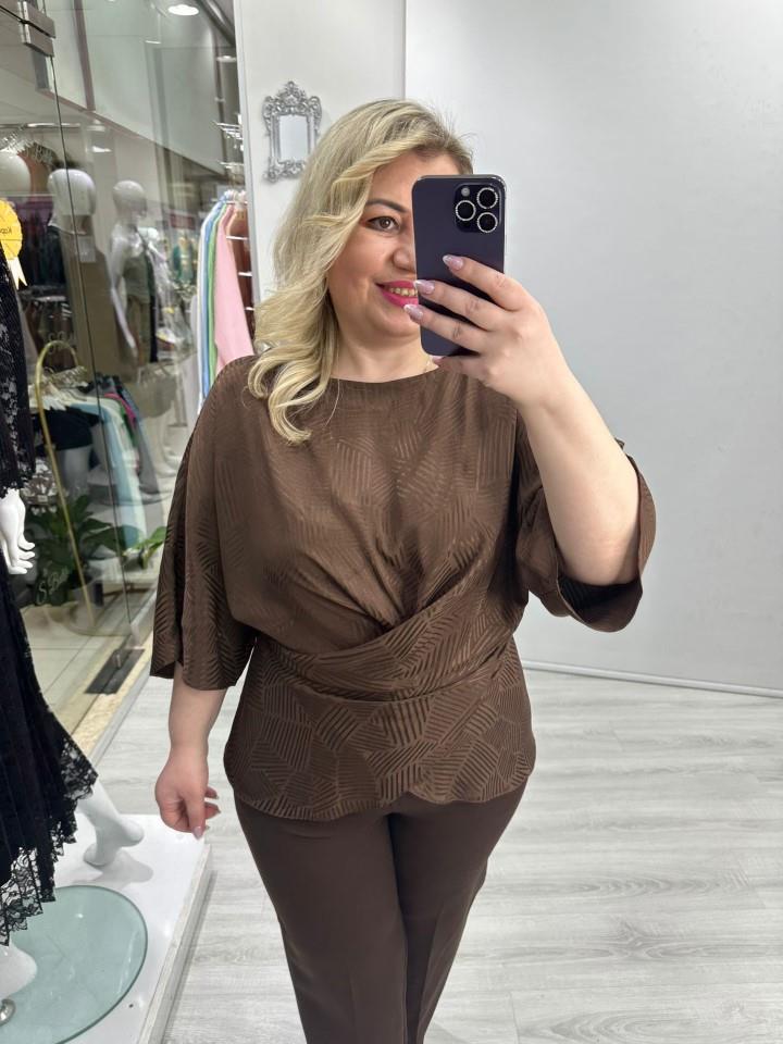 Kahverengi Üçgen Jakar Desenli Bağcıklı Tasarım Saten Bluz stp 26y1473