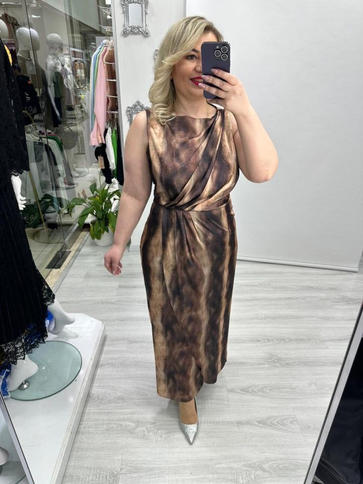 Kahverengi Yılan Desenli Drape Detaylı Yırtmaçlı Saten Elbise yzl 25y223