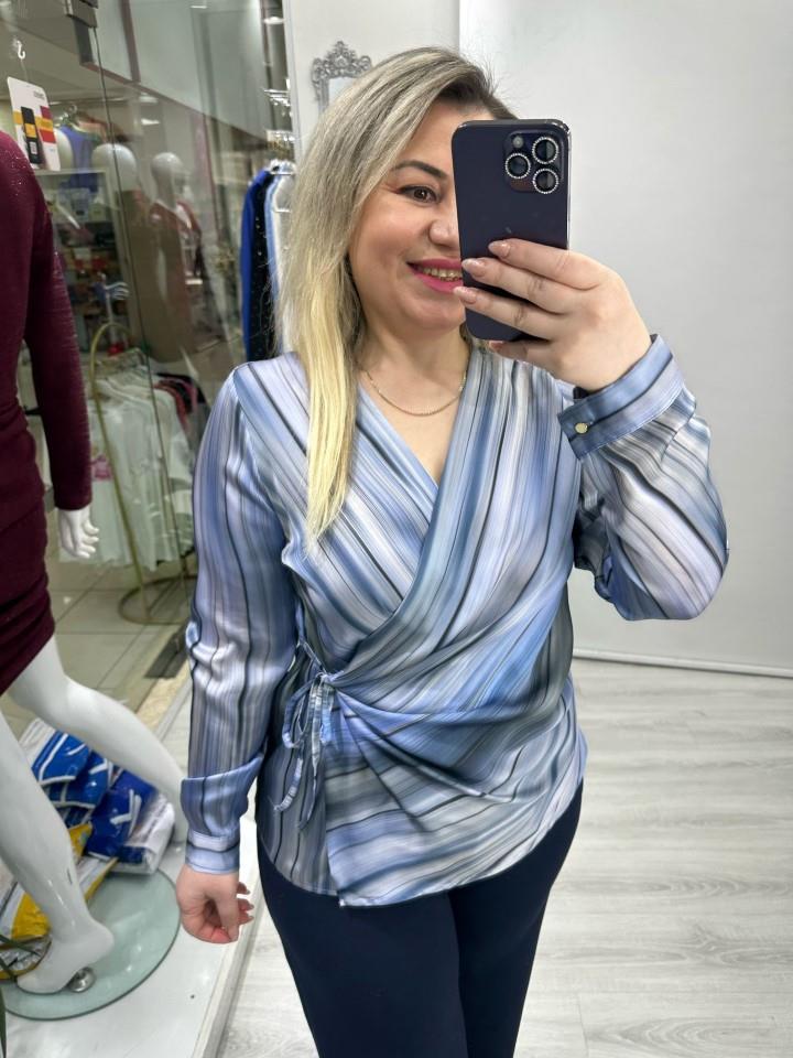 Mavi Çizgili Desenli Kruvaze Yandan Bağlamalı Saten Bluz stp 25y1284