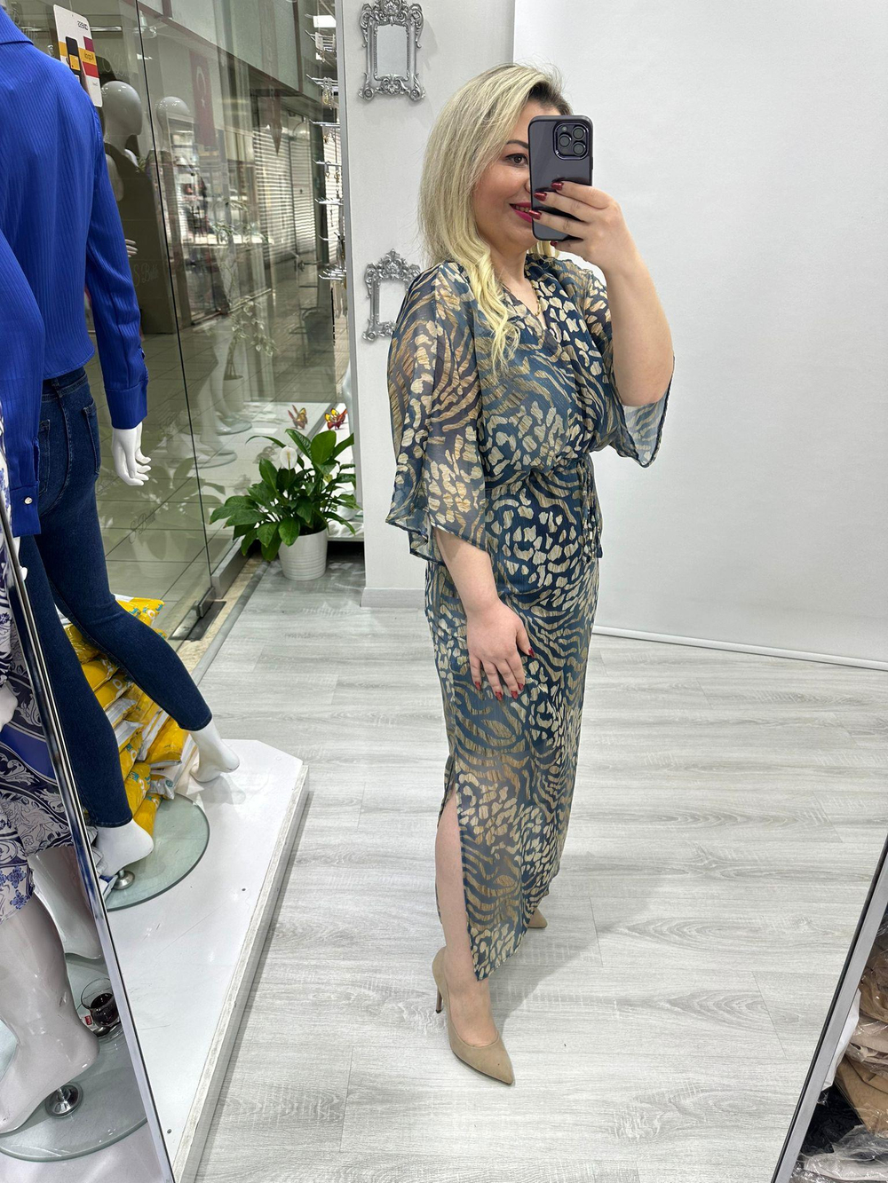 Mavi Leopar Desenli Gold Sim Detaylı İki Yan Yırtmaçlı Şifon Elbise 