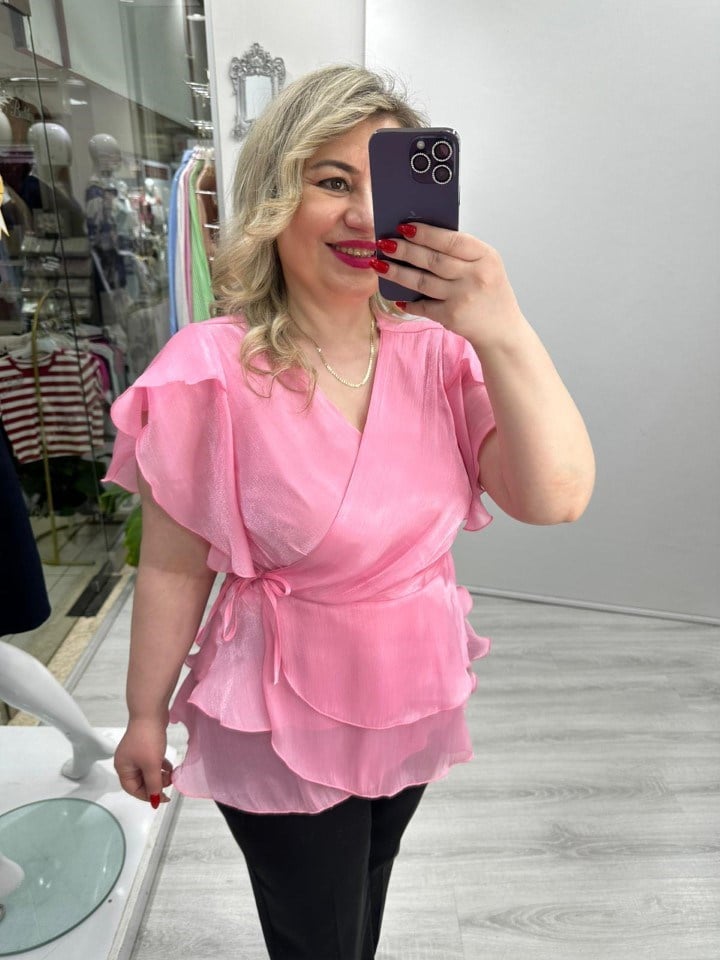 Pembe Organze Şifon Kruvaze Yaka Kısa Kol Ve Etek Volanlı Bağlamalı Bluz stp 26y1478