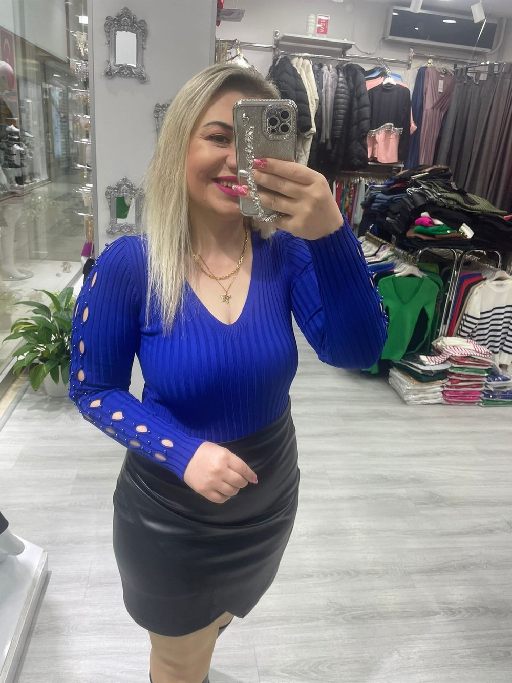 Saks Mavi V Yaka Kol Delikli Boncuk Detaylı Triko Kazak 