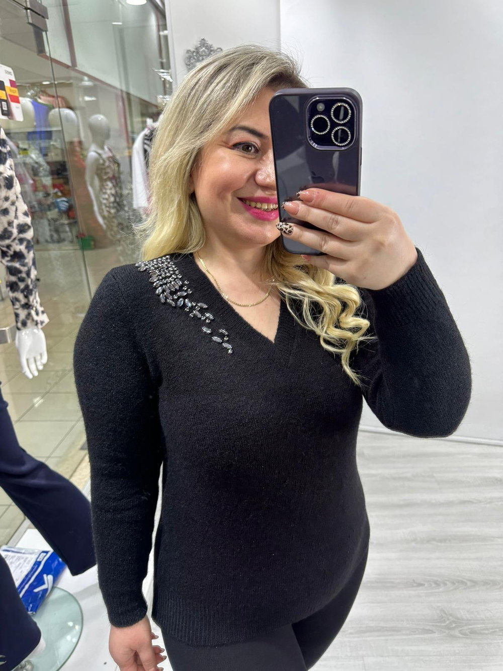 Siyah Bir Tarafı Taş İşlemeli V Yaka Triko Kazak wnll 70355