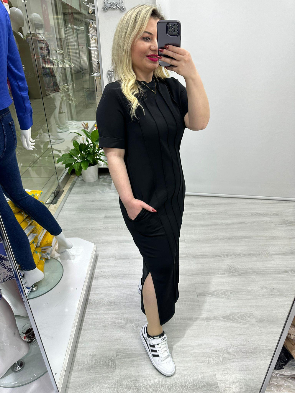 Siyah Çima Dikiş Detaylı İki Yan Yırtmaçlı Yan Cepli Elbise 