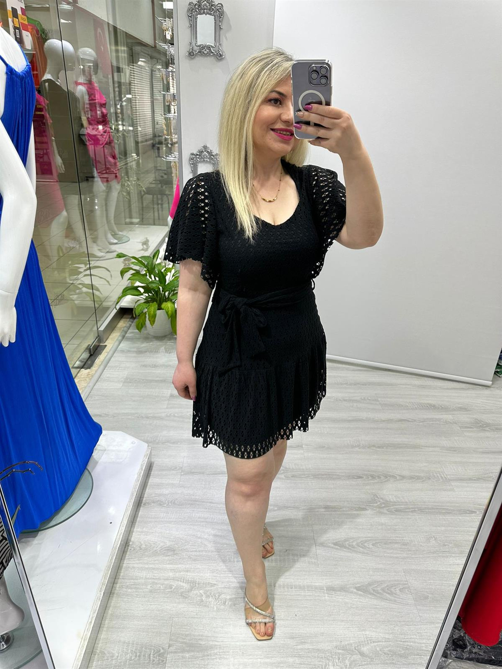 Siyah Delikli Tasarım Kumaş Kolları Valonlu Elbise 