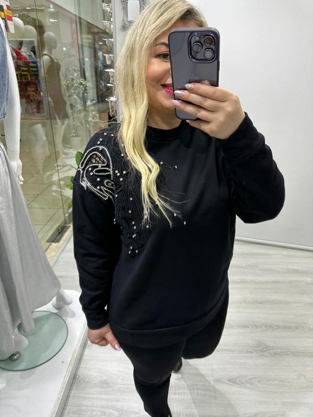 Siyah Nakış Ve Taş Detaylı Sweat 
