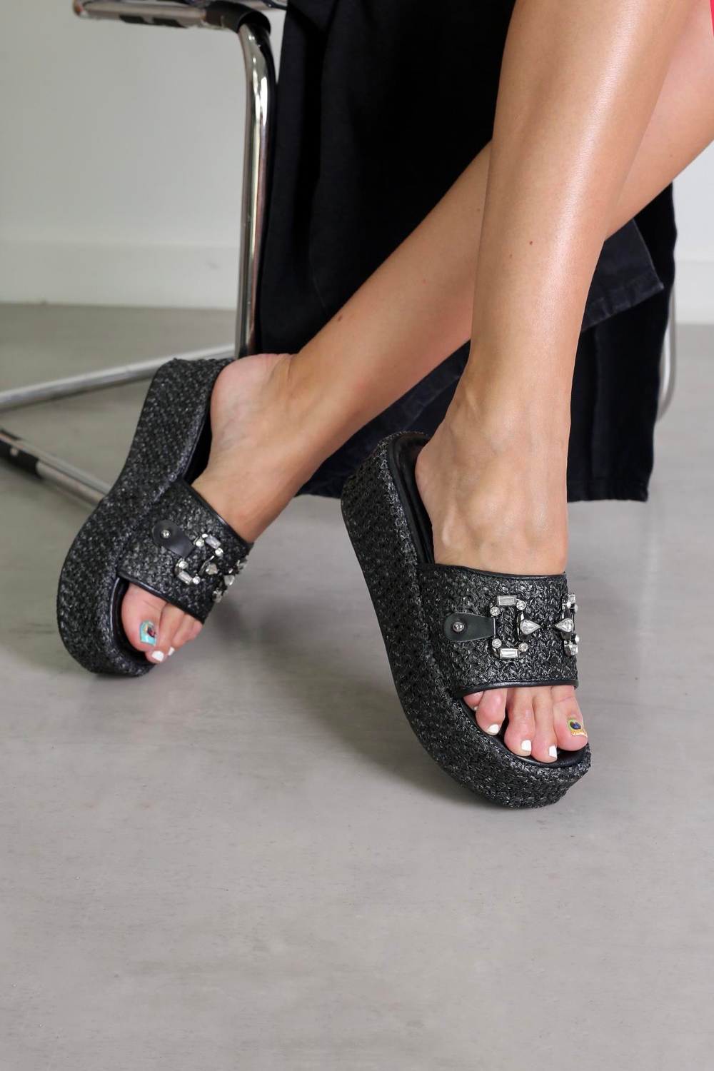 hc1637 model 5 cm tabanlı taş detaylı hasır terlik SIYAH