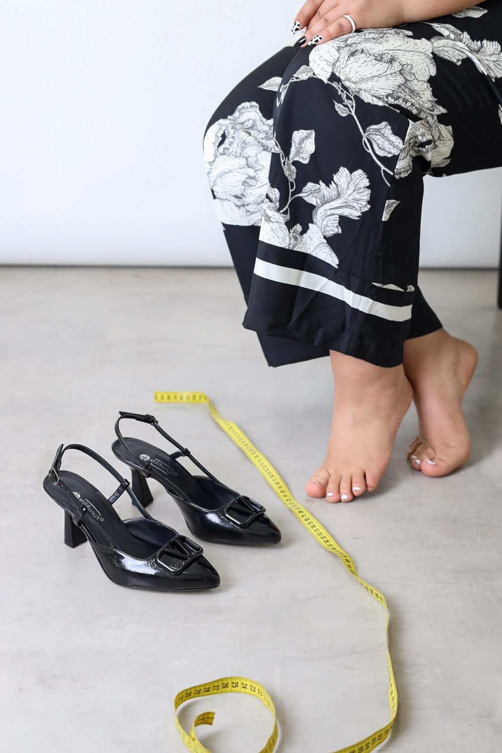KR9017 MODEL 5 CM TOPUKLU AKSESUAR DETAYLI TOPUKLU AYAKAKBI SIY.RUGAN