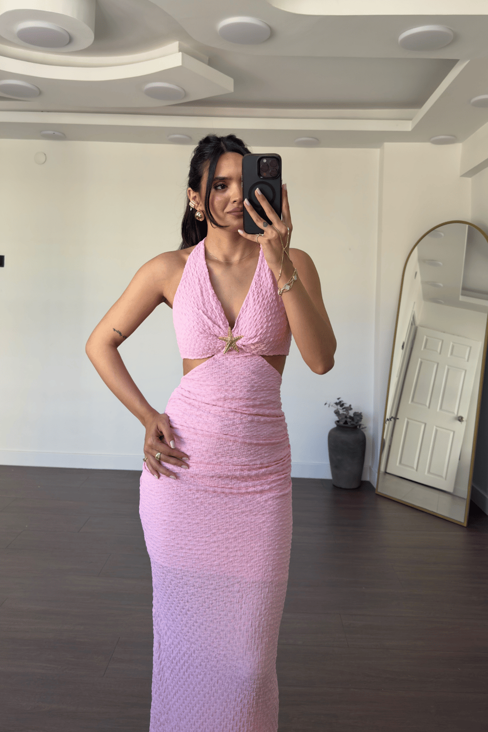Aksesuar Detaylı Boyundan Bağlamalı Elbise-Pembe