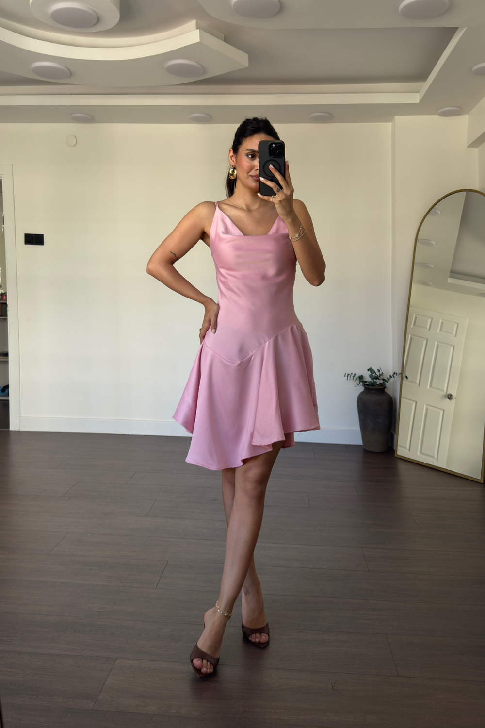 Asimetrik Fırfır Detaylı Degaje Yaka Elbise-Pembe