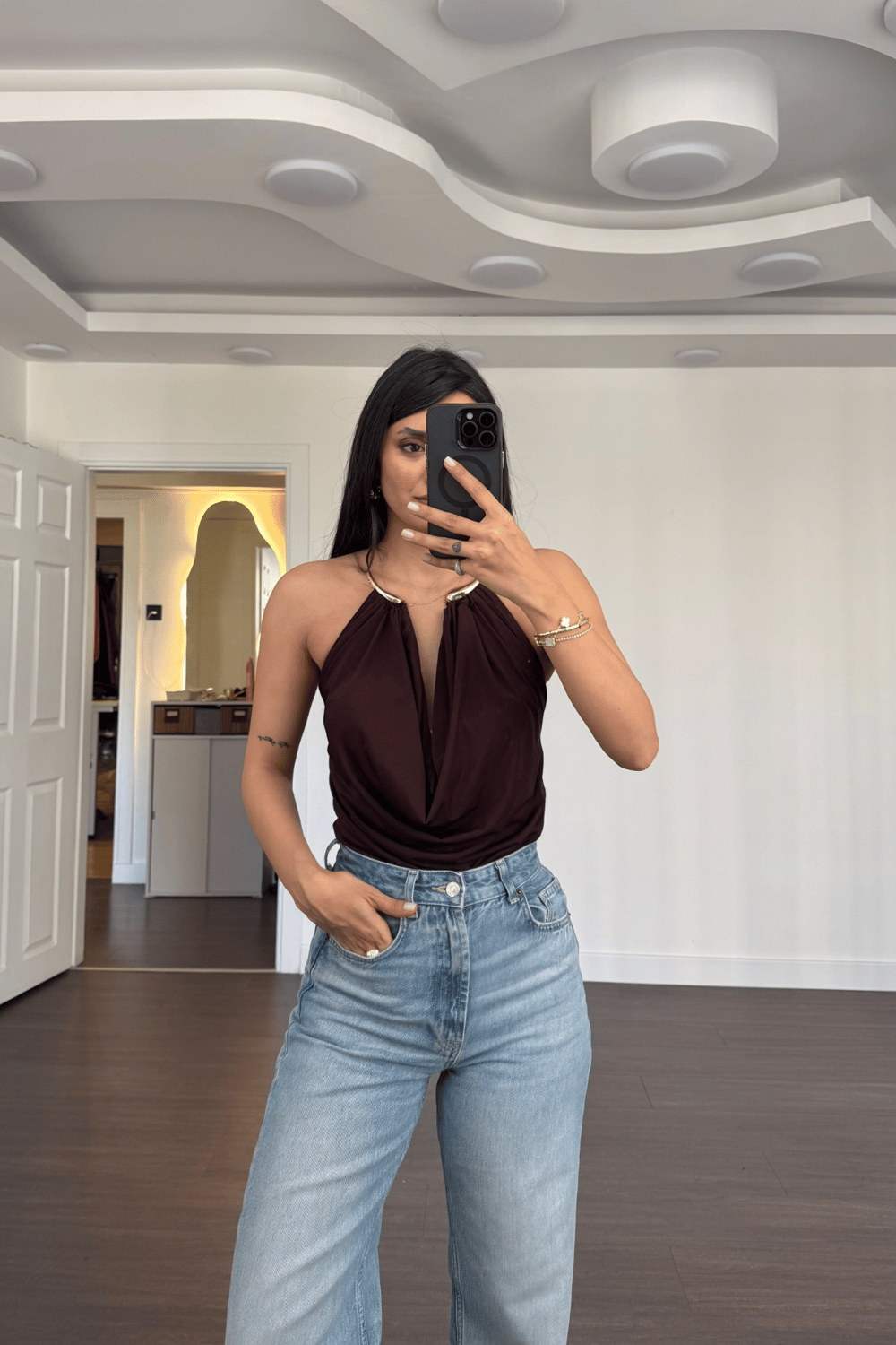 Boyundan Aksesuarlı Degaje Yaka Bluz-Kahve