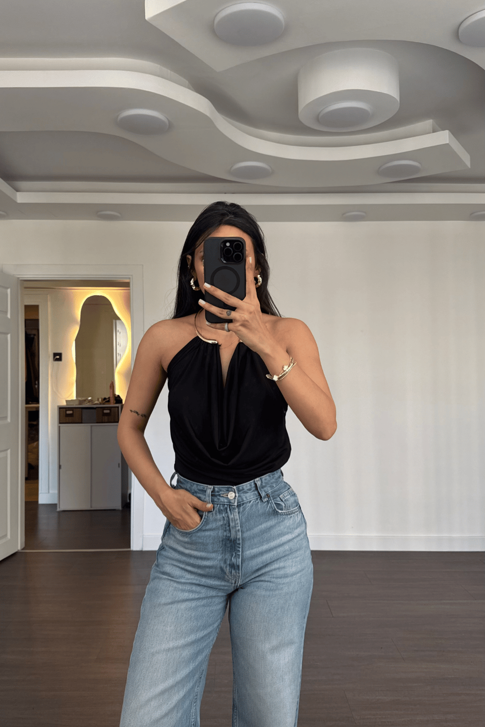Boyundan Aksesuarlı Degaje Yaka Bluz-Siyah