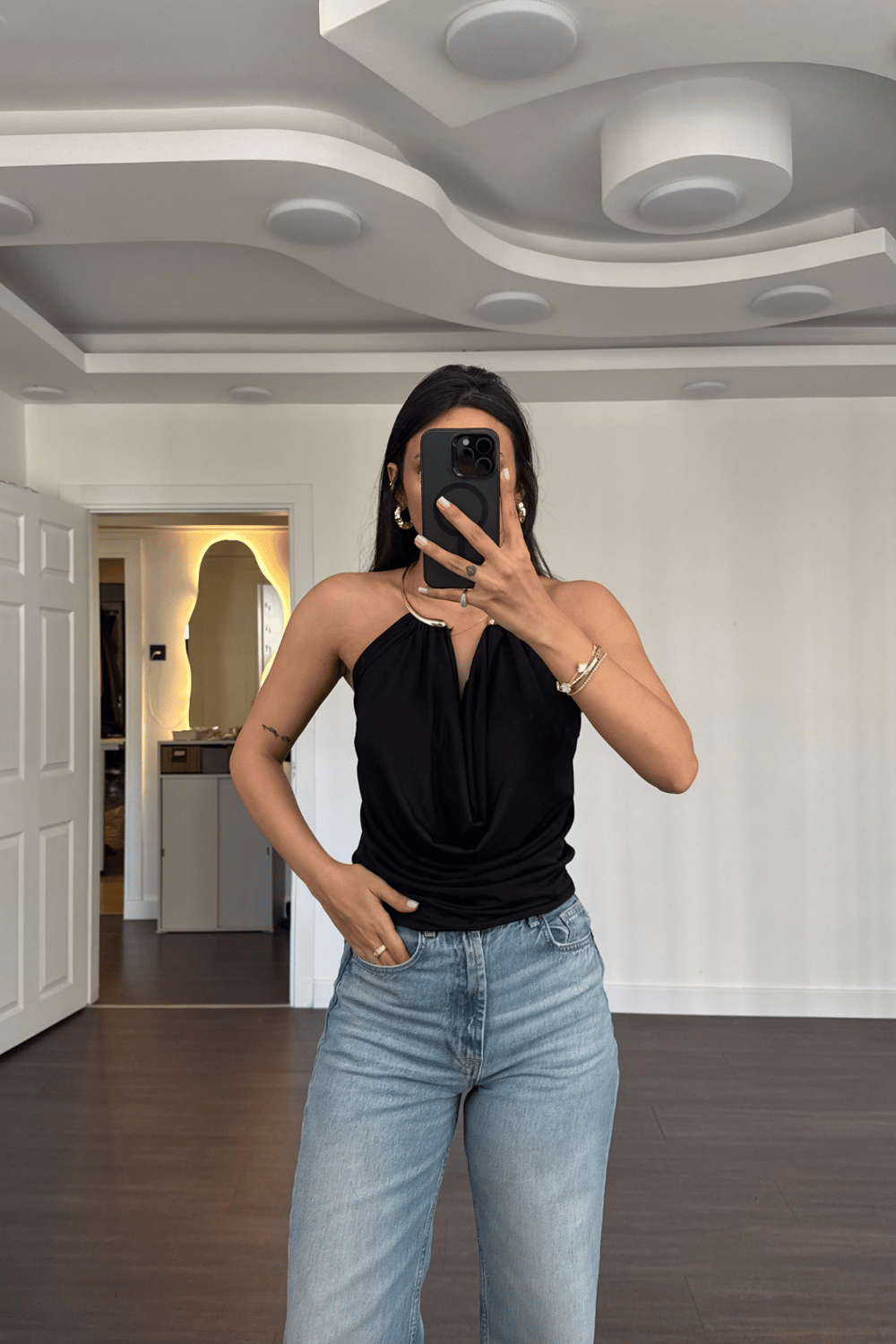 Boyundan Aksesuarlı Degaje Yaka Bluz-Siyah
