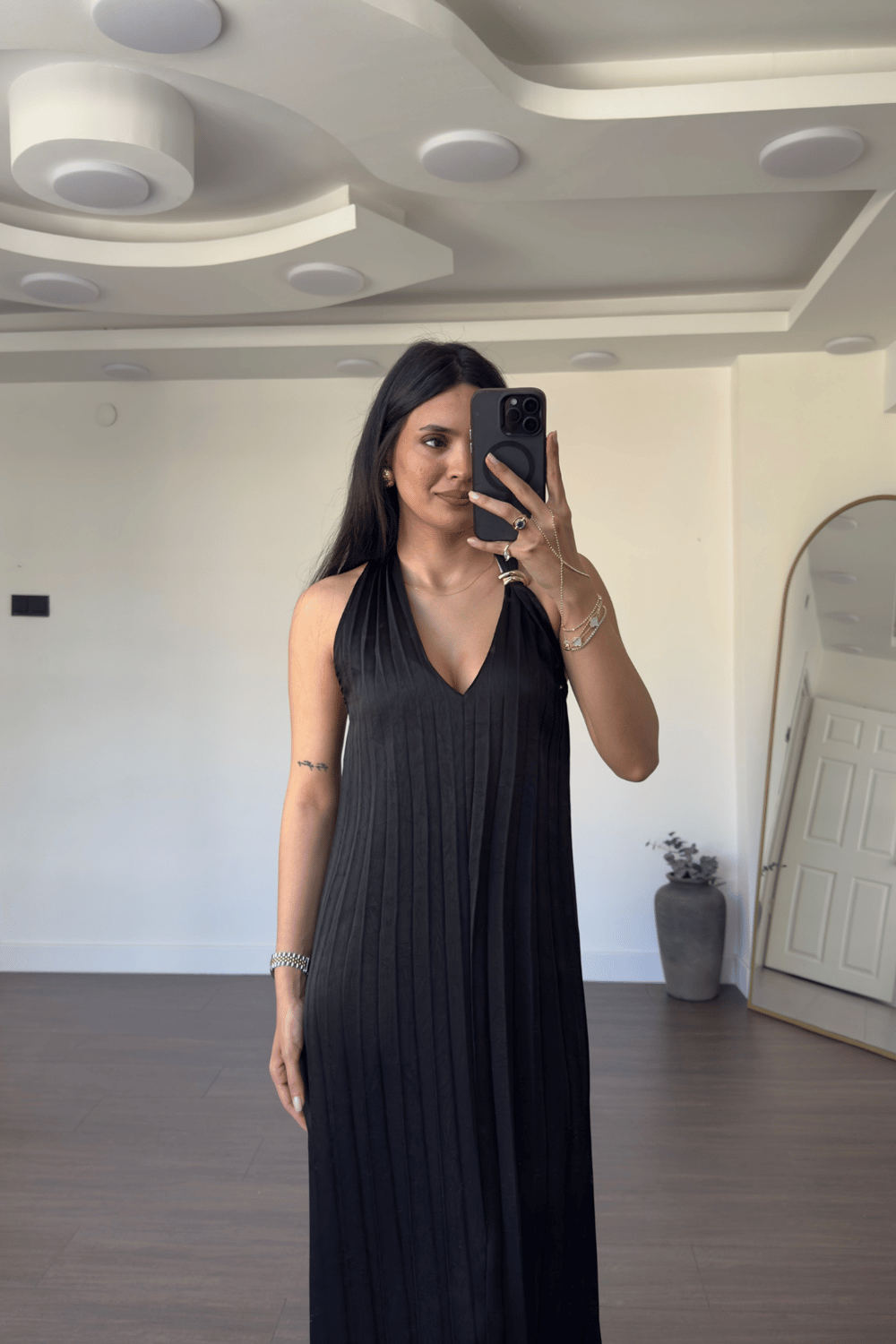 Boyundan Bağlamalı Pliseli Elbise-Siyah