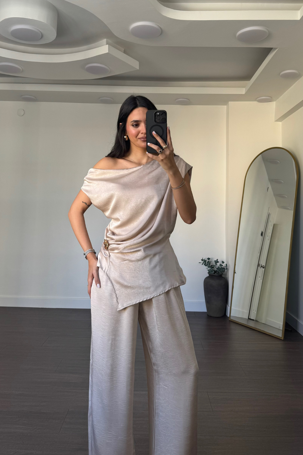 Broş Detaylı Degaje Yaka Takım-Bej
