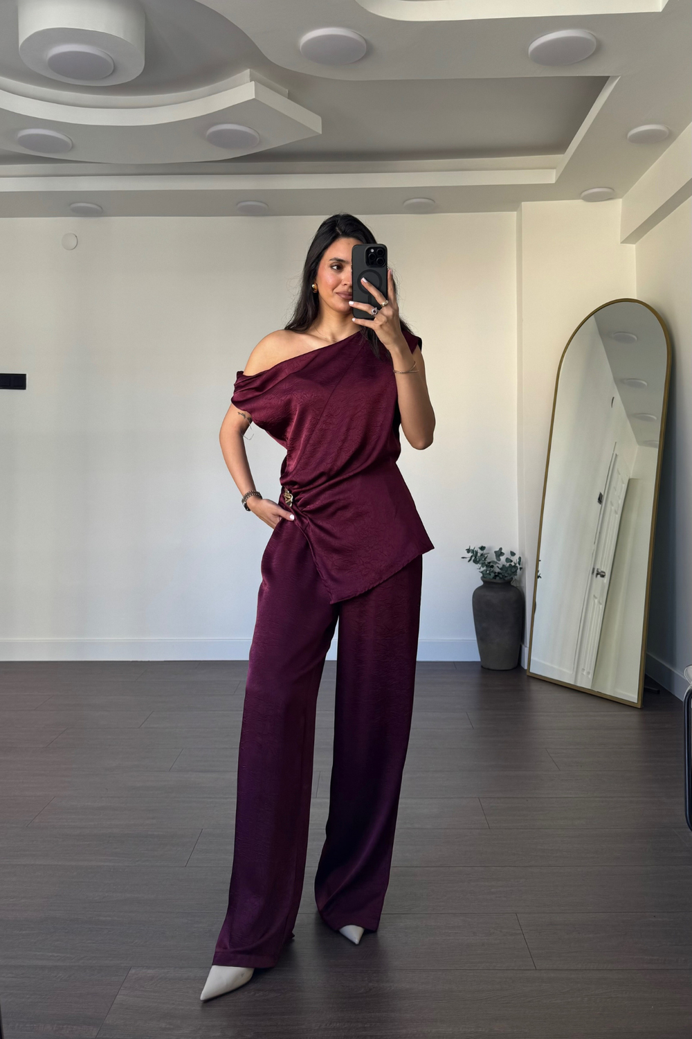 Broş Detaylı Degaje Yaka Takım-Bordo