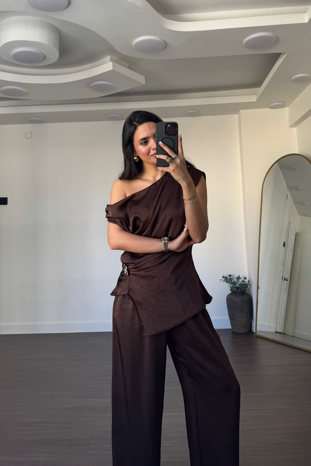 Broş Detaylı Degaje Yaka Takım-Kahve